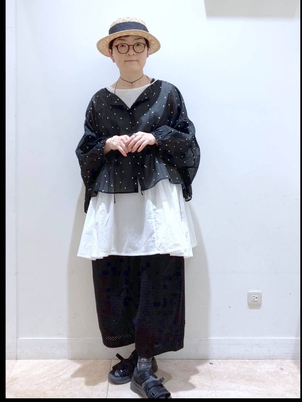 ブラック系のタンクトップ、その他のシャツ/ブラウス、ブラック系のその他パンツを着用したレディースの春コーディネートの3枚目の写真