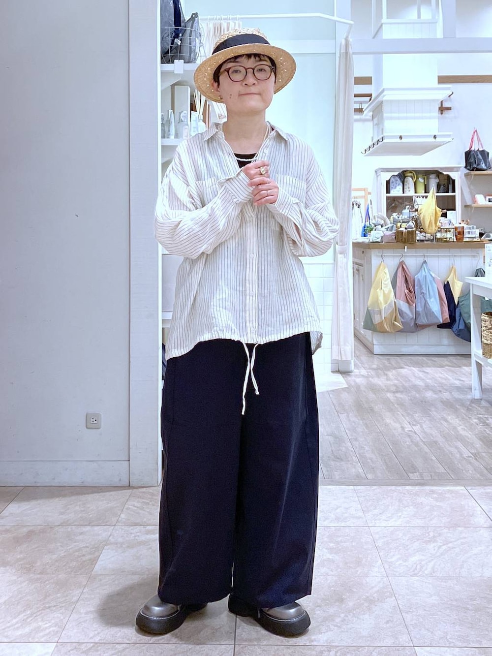 その他のその他シューズ、ブラック系のタンクトップ、その他のイヤリングを着用したレディースの春コーディネートの4枚目の写真