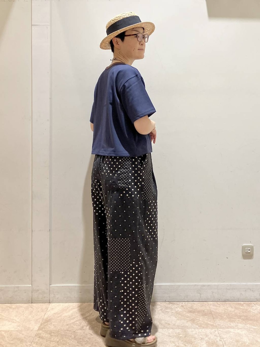 ブルー系のTシャツ/カットソー、その他のサンダル、ブラック系のその他パンツを着用したレディースの夏コーディネートの4枚目の写真