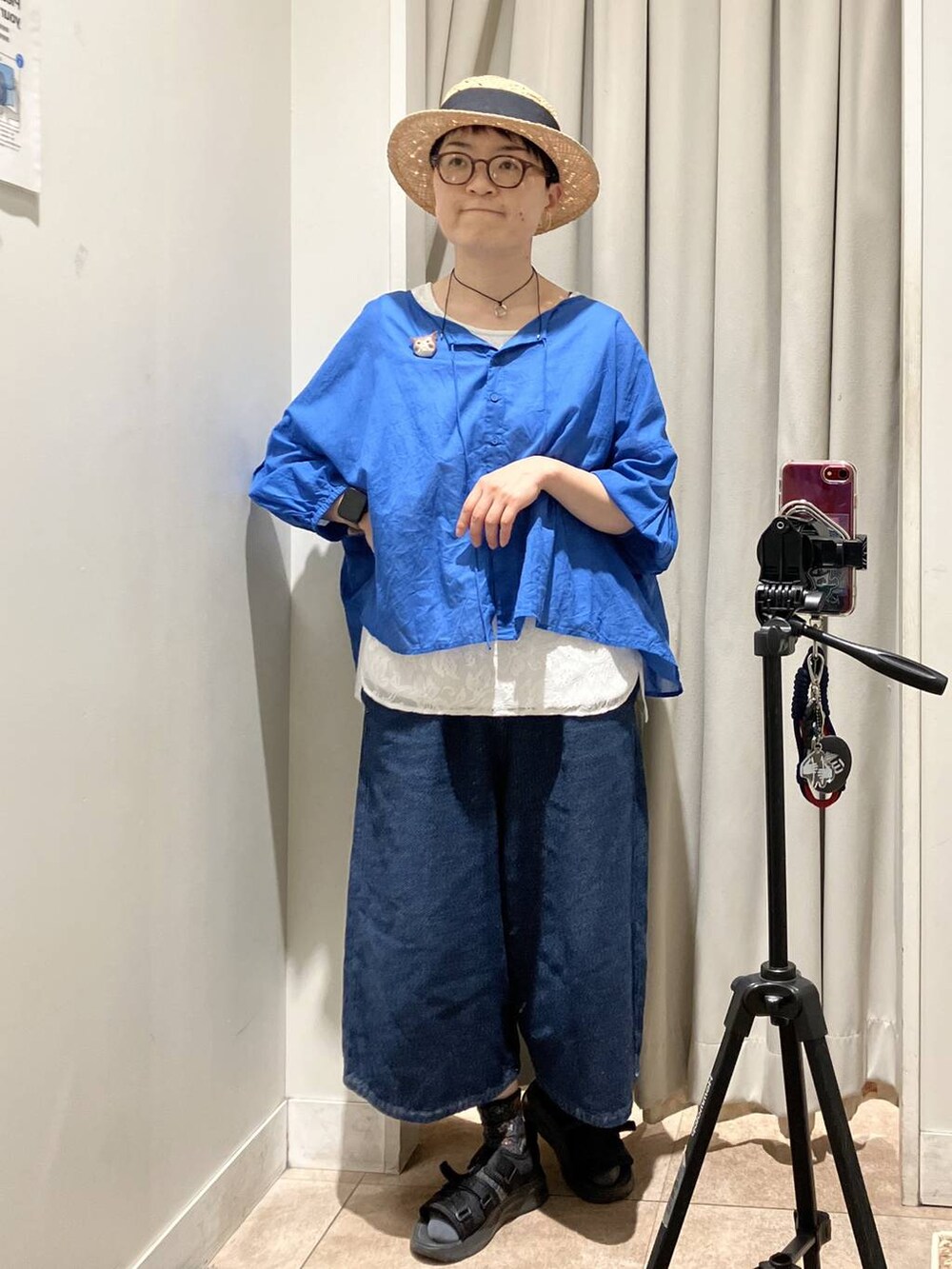 ブルー系のその他パンツ、グレー系のタンクトップ、グリーン系のトートバッグを着用したレディースの春コーディネートの5枚目の写真