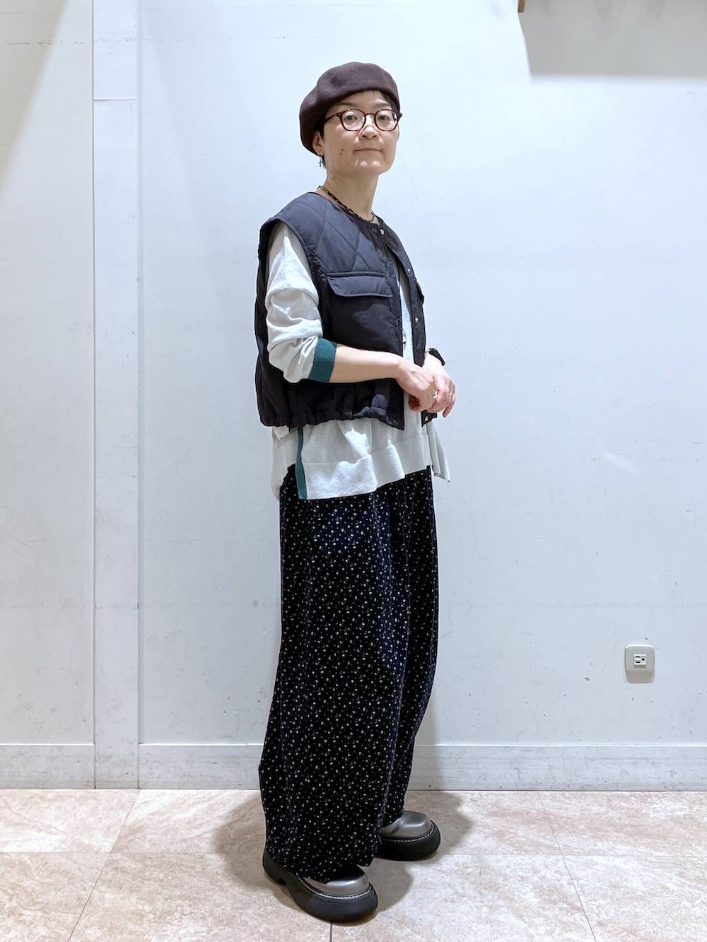 ブルー系のその他パンツ、その他のベスト、その他のその他シューズを着用したレディースの秋コーディネートの3枚目の写真