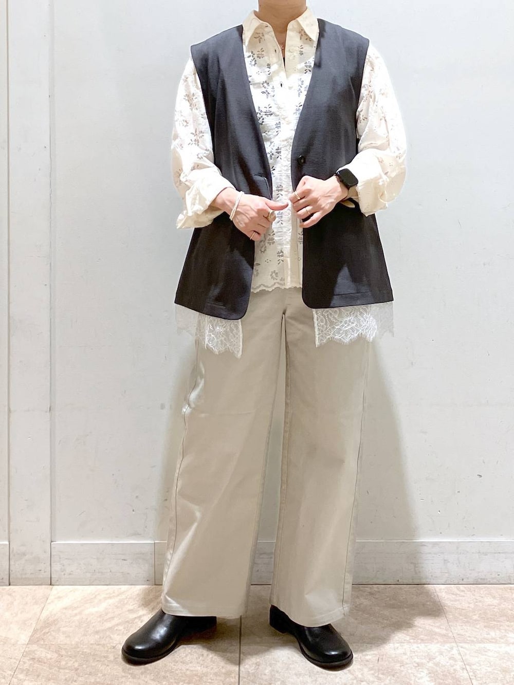 グレー系のその他パンツ、ホワイト系のシャツ/ブラウス、ブラック系のその他シューズを着用したレディースの春コーディネートの6枚目の写真