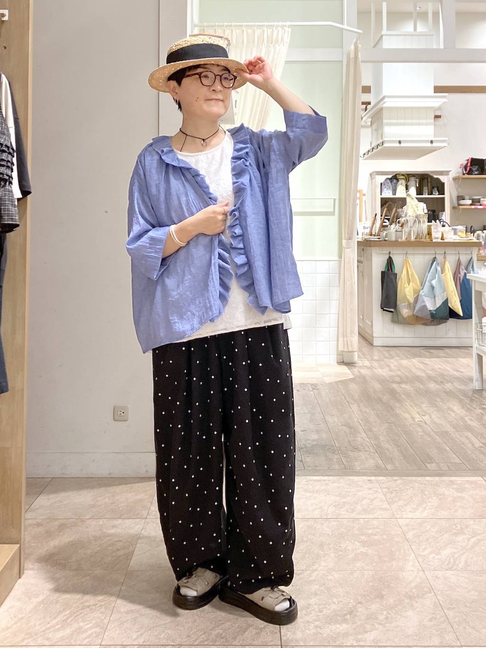 ベージュ系のサンダル、その他のその他パンツ、グレー系のソックス/靴下を着用したレディースの夏コーディネートの2枚目の写真