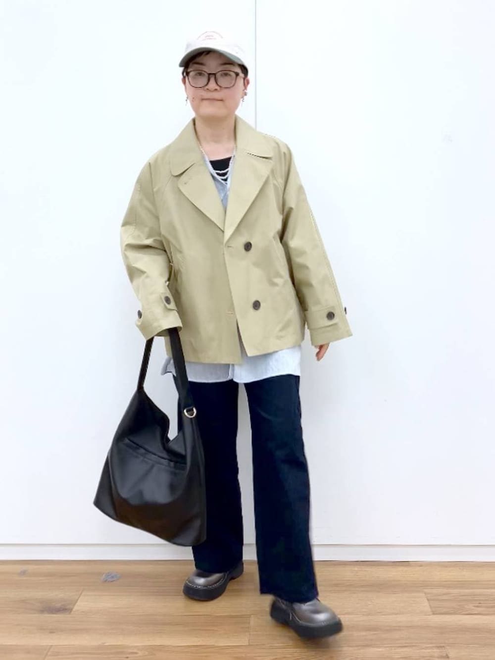 その他のその他シューズ、ブラック系のタンクトップ、ブルー系のその他パンツを着用したレディースの春コーディネートの8枚目の写真