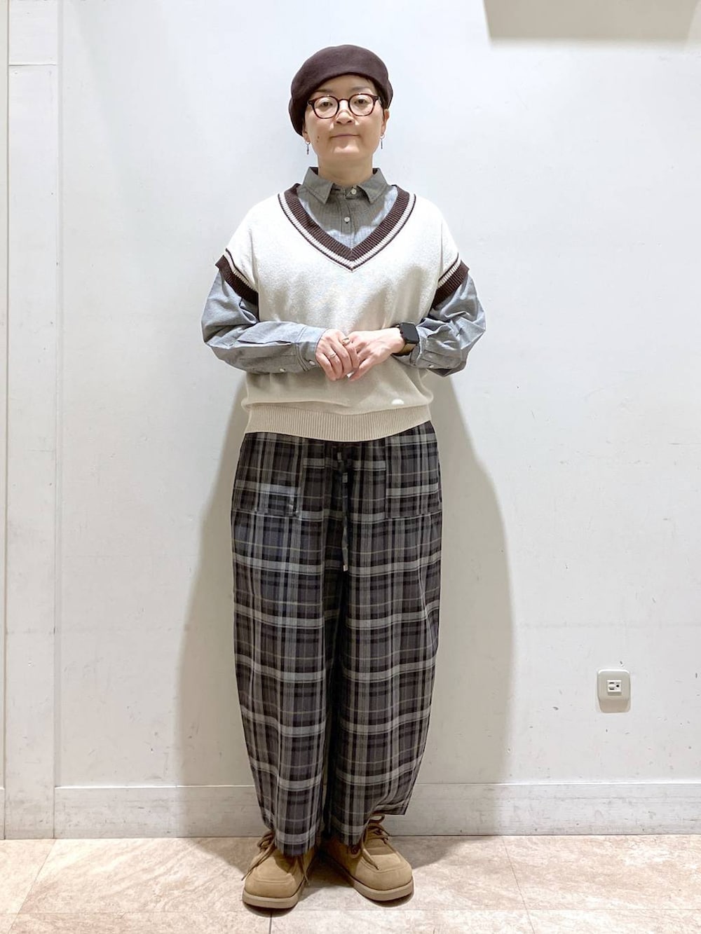 ベージュ系のニット/セーター、イエロー系のモカシン/デッキシューズ、グレー系のその他パンツを着用したレディースの秋コーディネートの7枚目の写真