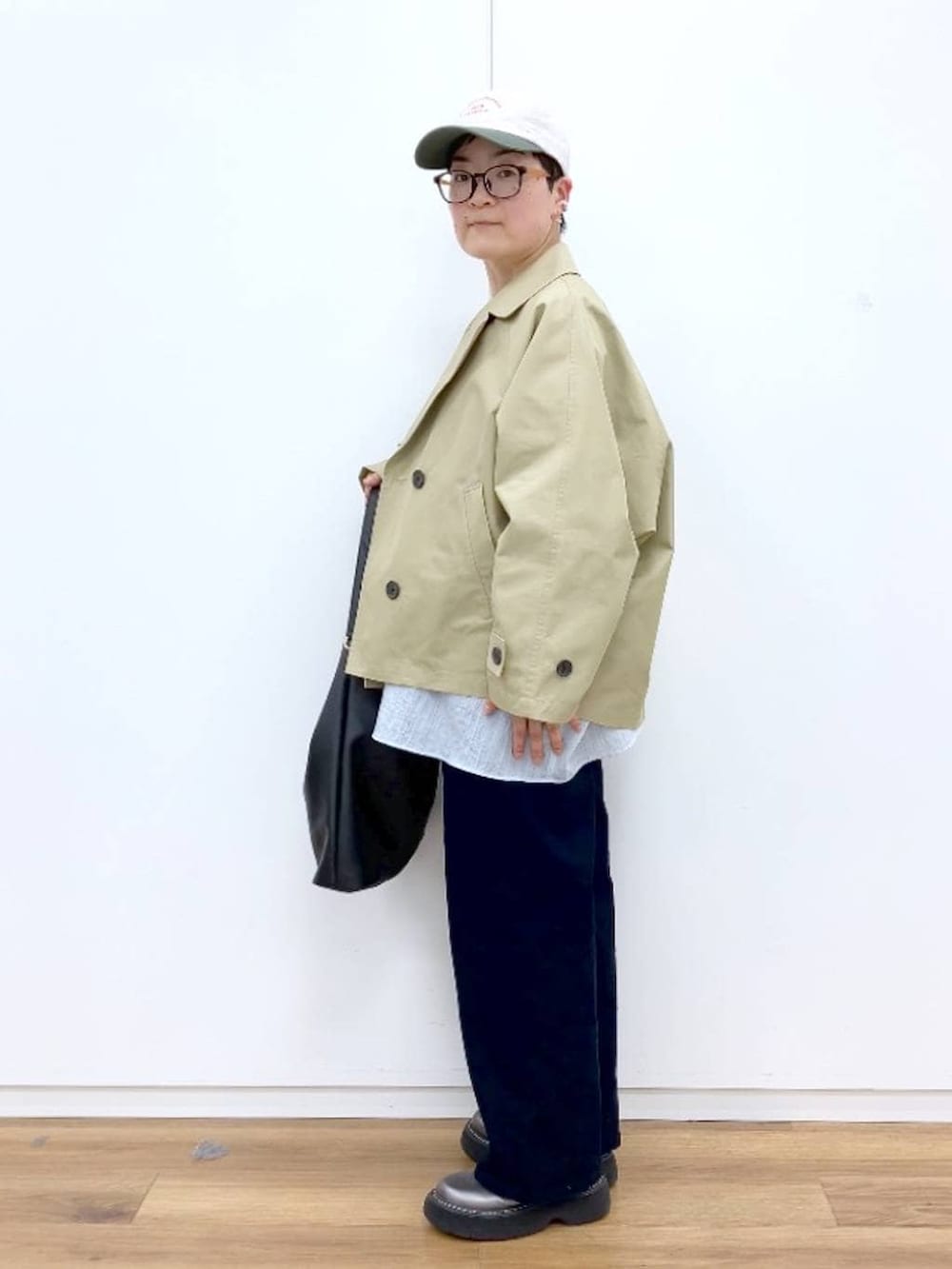 その他のその他シューズ、ブラック系のタンクトップ、ブルー系のその他パンツを着用したレディースの春コーディネートの5枚目の写真