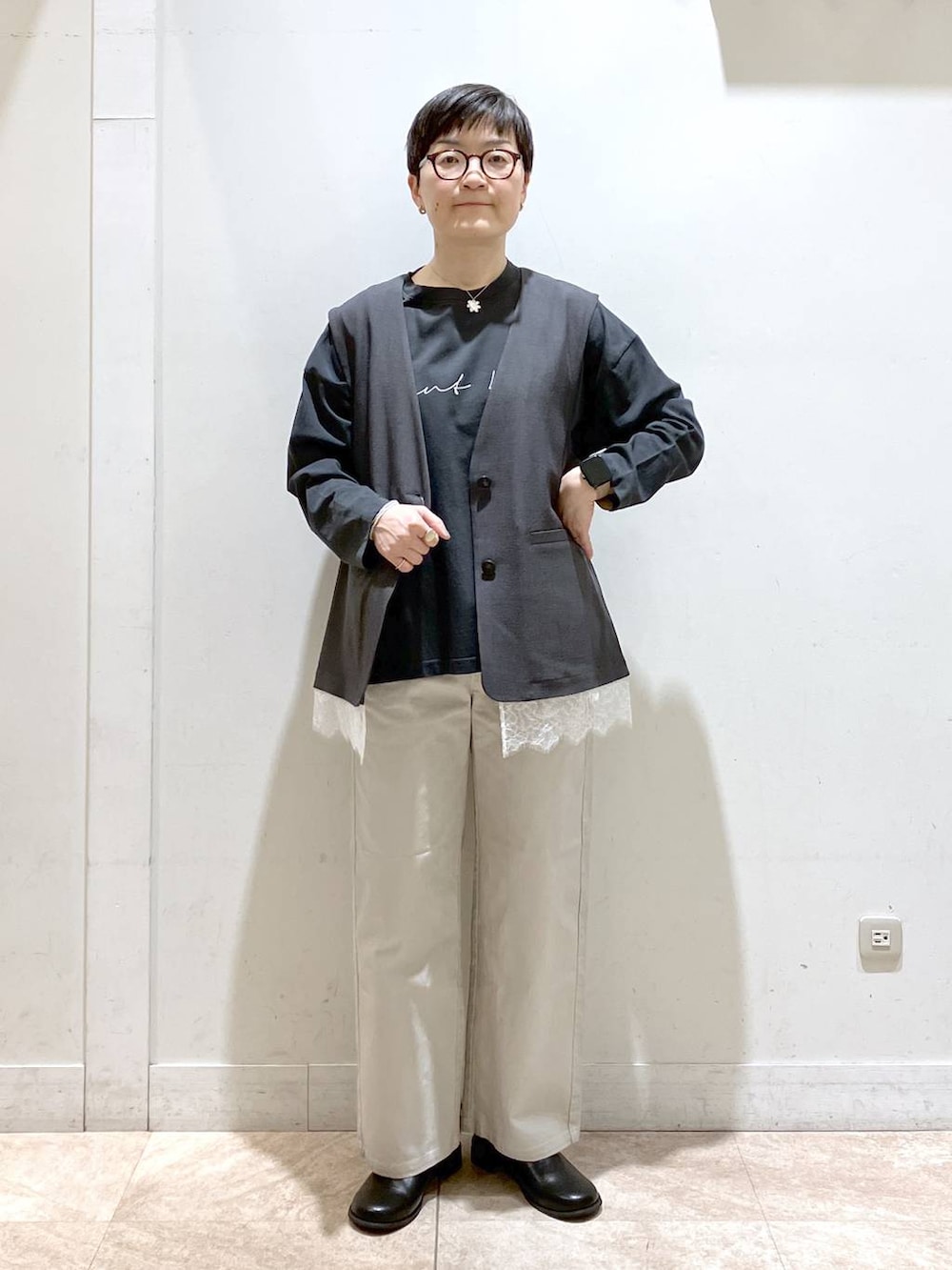 その他のTシャツ/カットソー、グレー系のその他パンツ、ブラック系のその他シューズを着用したレディースの春コーディネートの2枚目の写真