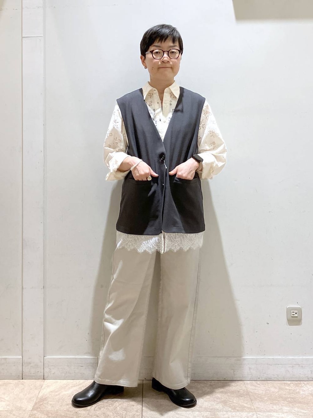 グレー系のその他パンツ、ホワイト系のシャツ/ブラウス、ブラック系のその他シューズを着用したレディースの春コーディネートの2枚目の写真