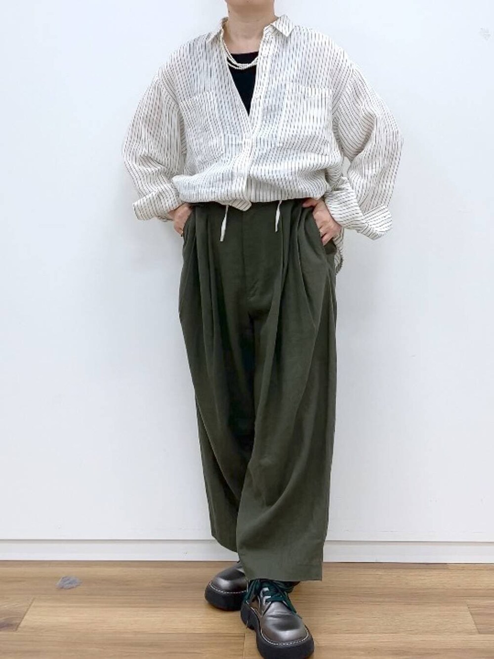 その他のその他シューズ、ブラック系のタンクトップ、グリーン系のその他パンツを着用したレディースの春コーディネートの8枚目の写真