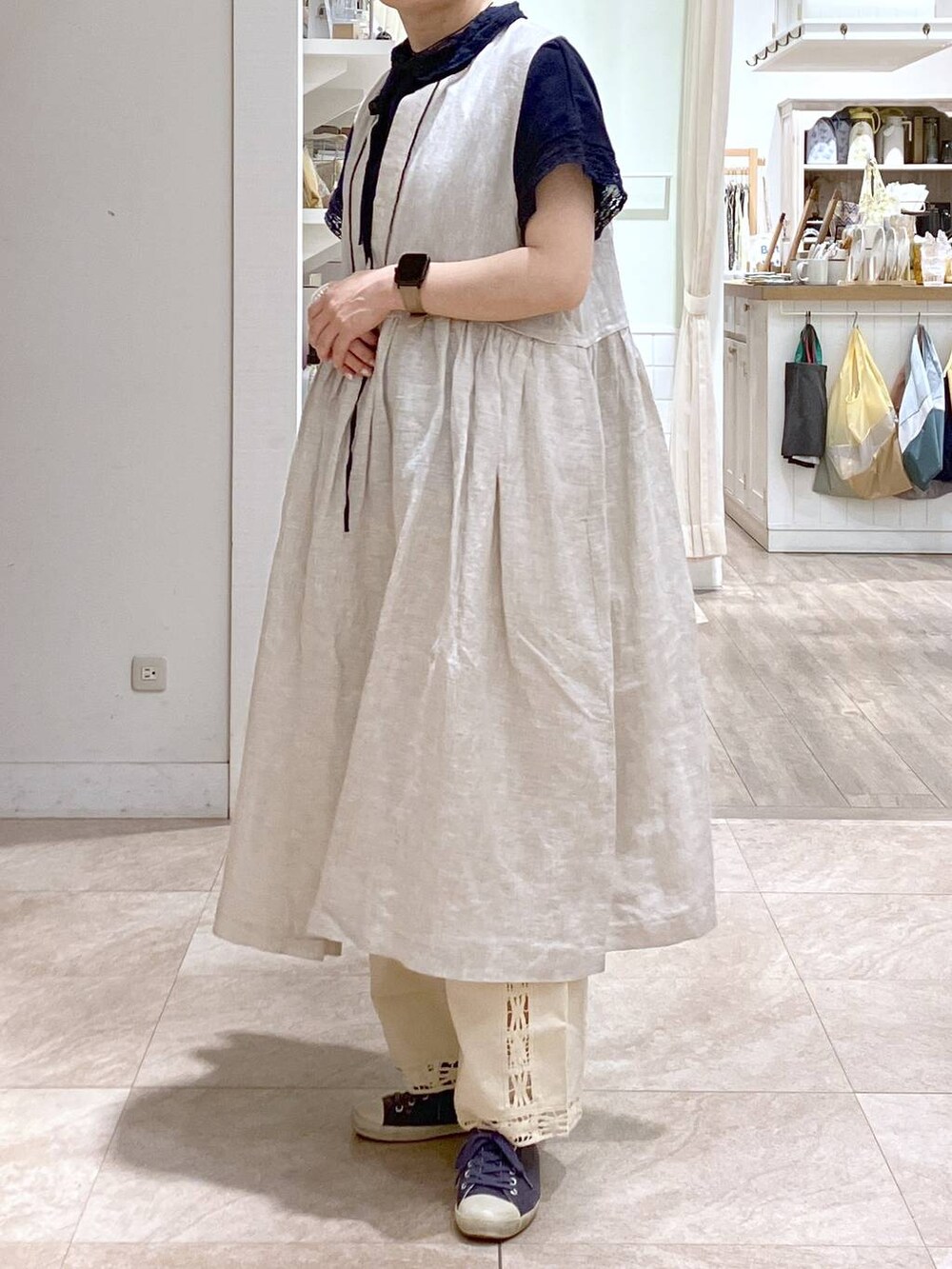 ブルー系のTシャツ/カットソー、ベージュ系のワンピース、ベージュ系のその他パンツを着用したレディースの夏コーディネートの4枚目の写真