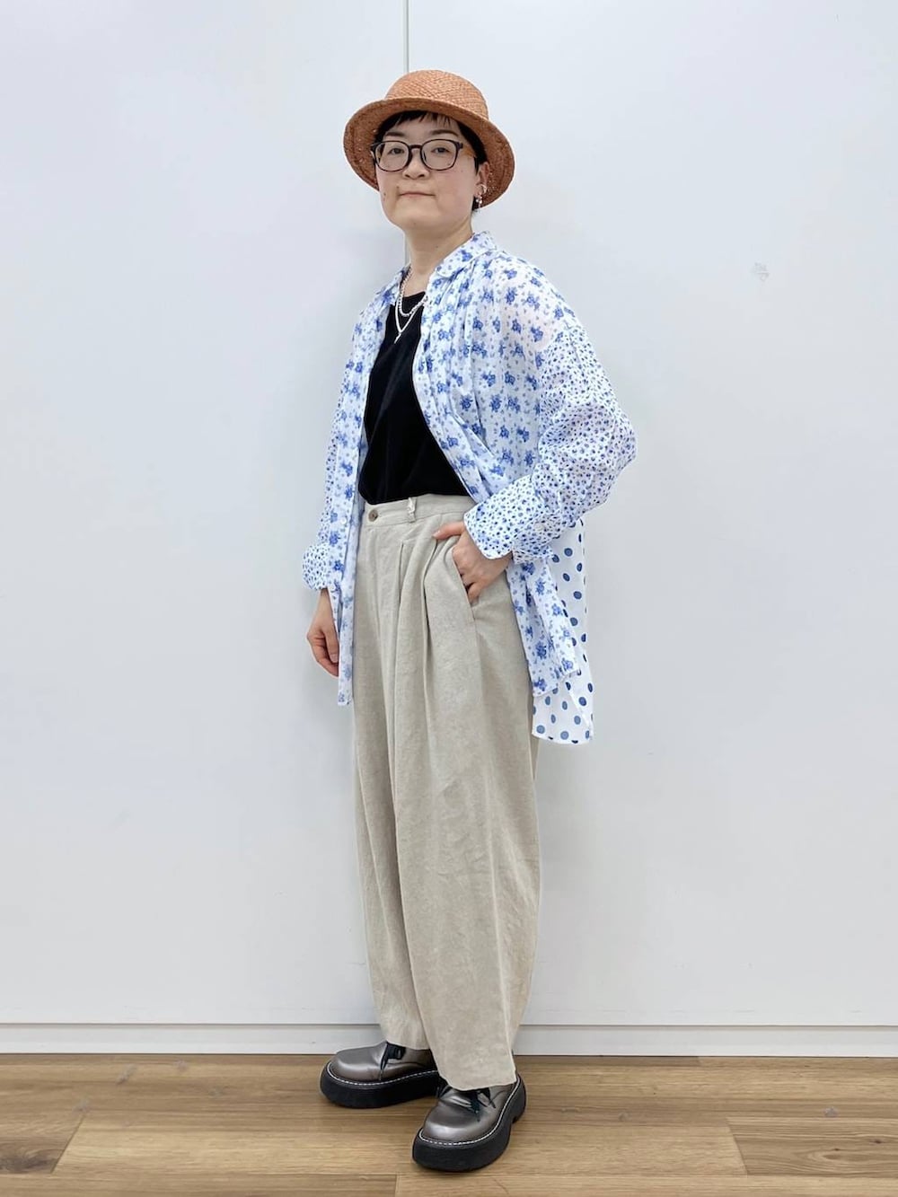 その他のその他シューズ、ブラック系のタンクトップ、ベージュ系のその他パンツを着用したレディースの春コーディネートの3枚目の写真