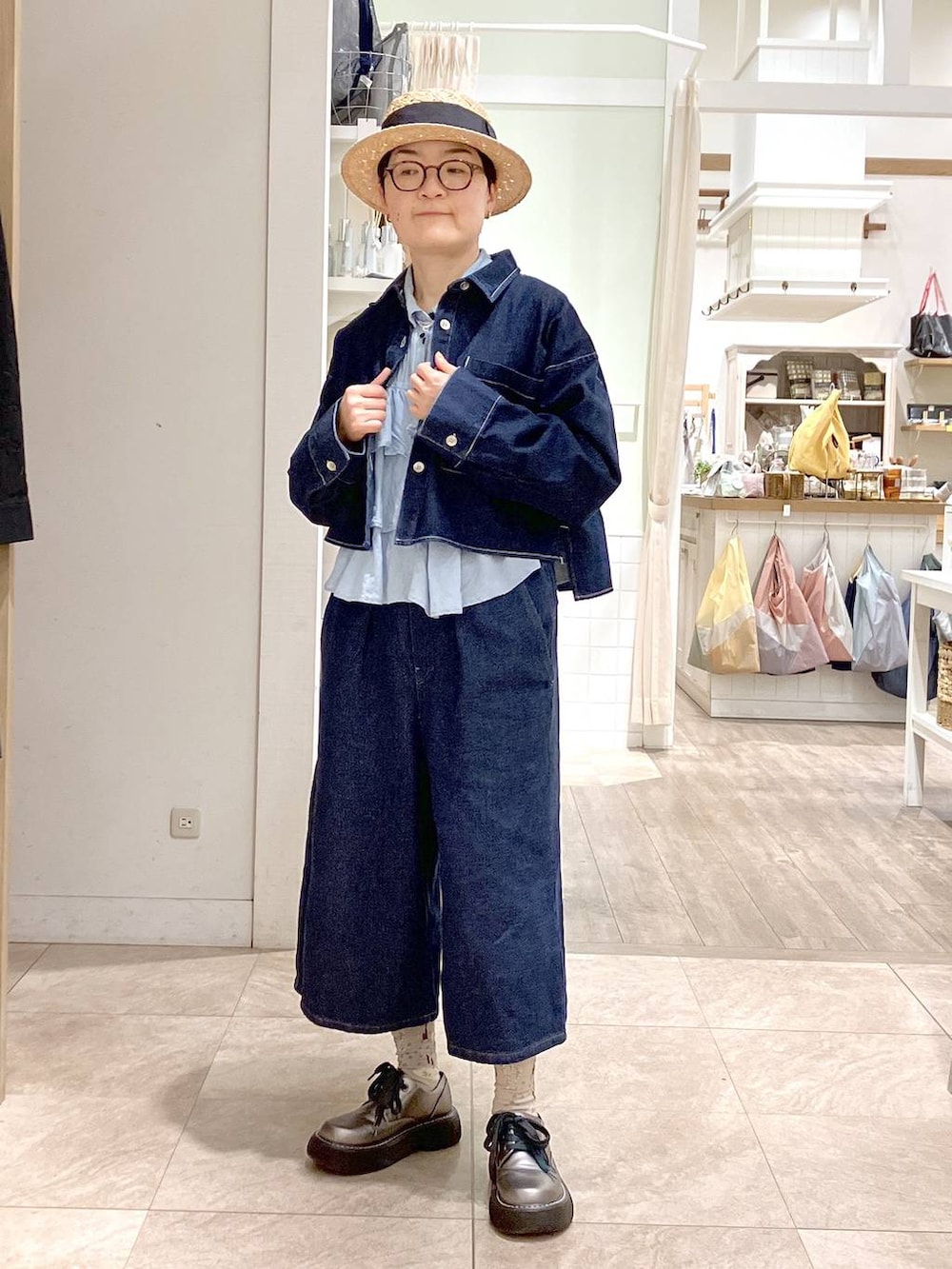 その他のその他シューズ、ブルー系のその他パンツ、ブルー系のシャツ/ブラウスを着用したレディースの春コーディネートの3枚目の写真