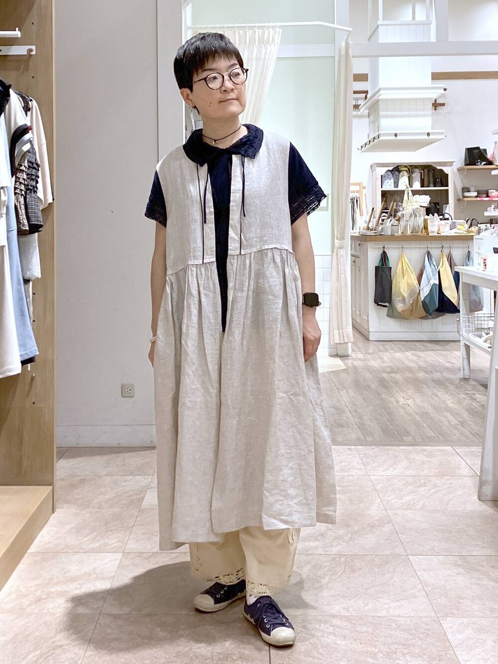 ブルー系のTシャツ/カットソー、ベージュ系のワンピース、ベージュ系のその他パンツを着用したレディースの夏コーディネートの8枚目の写真