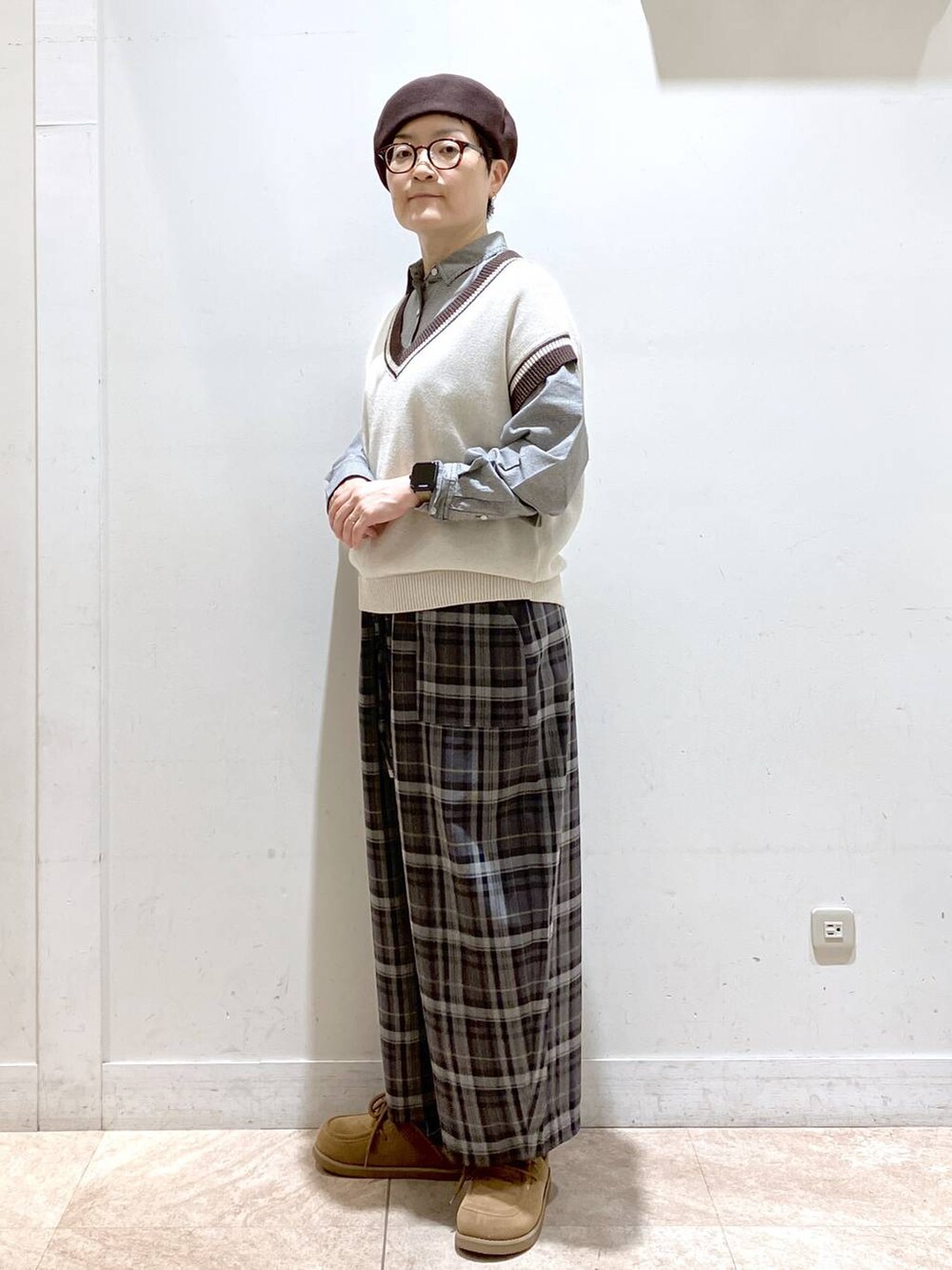 ベージュ系のニット/セーター、イエロー系のモカシン/デッキシューズ、グレー系のその他パンツを着用したレディースの秋コーディネートの2枚目の写真