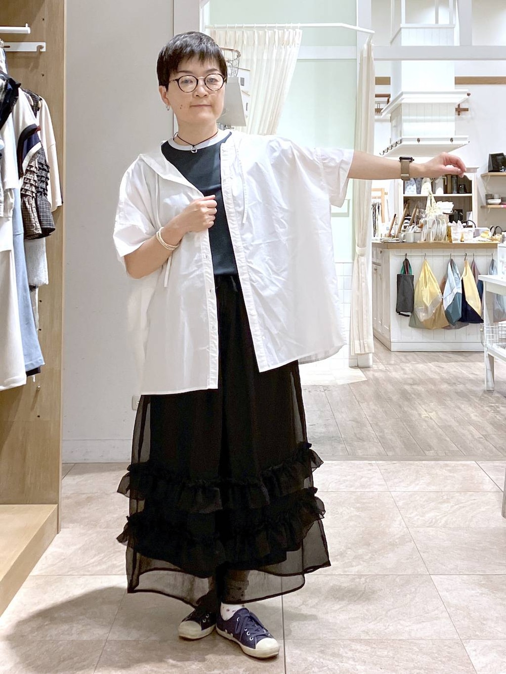 ホワイト系のシャツ/ブラウス、グリーン系のTシャツ/カットソー、ブラック系のその他パンツを着用したレディースの夏コーディネートの2枚目の写真