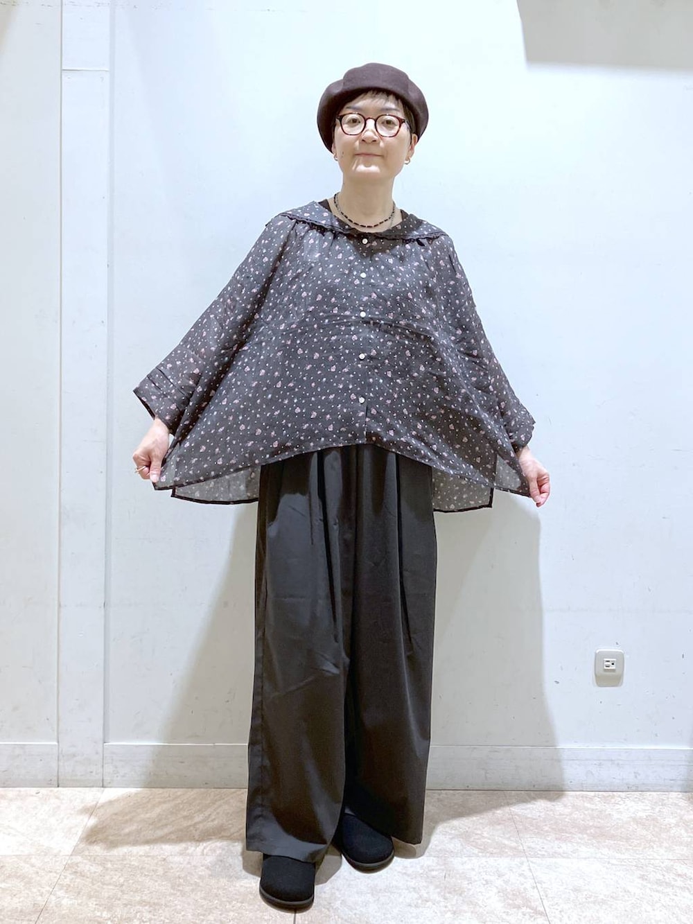 ブラウン系のシャツ/ブラウス、ブラウン系のタンクトップ、ブラック系のその他パンツを着用したレディースの夏コーディネートの5枚目の写真