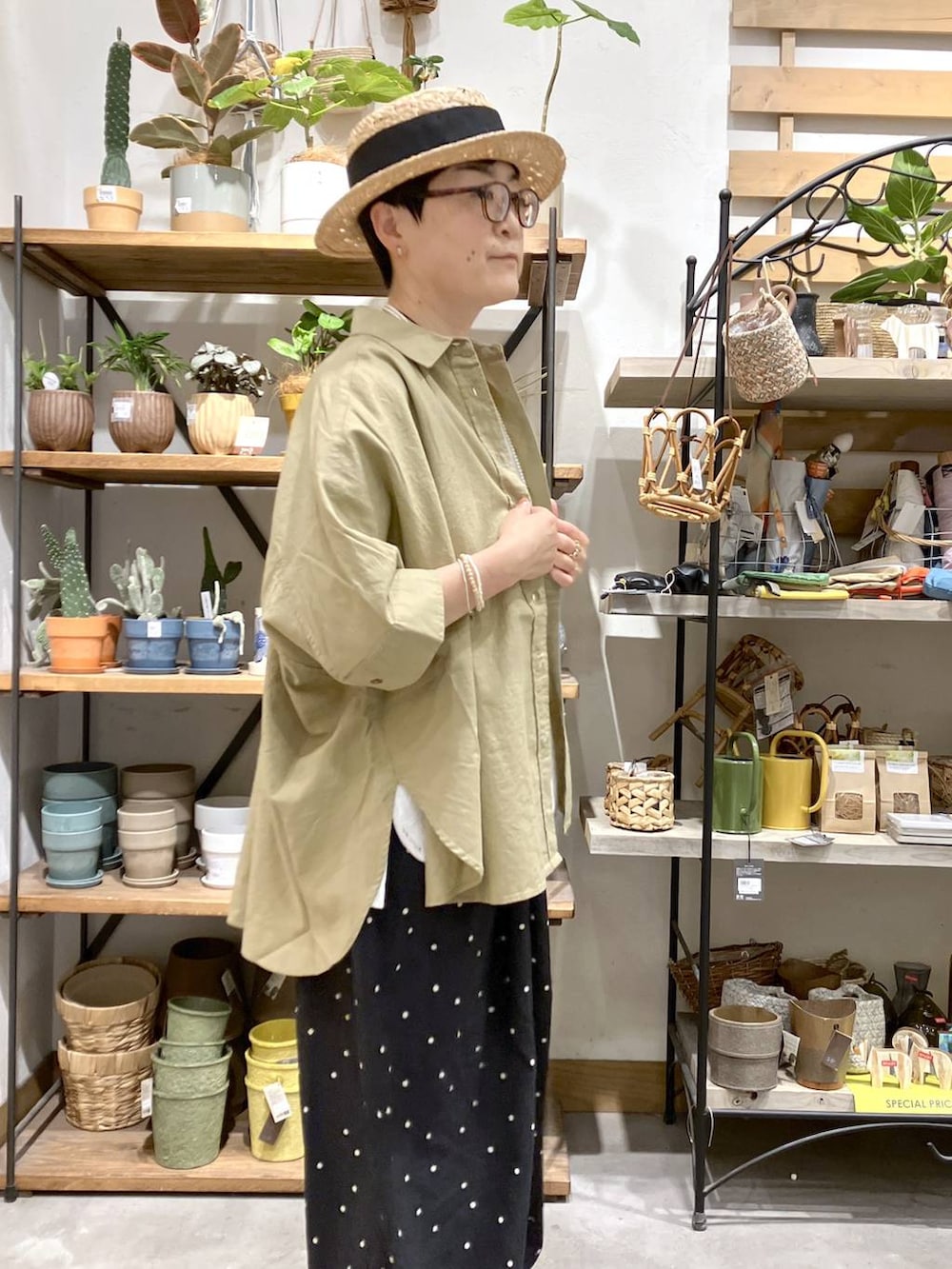 ベージュ系のシャツ/ブラウス、グレー系のタンクトップ、その他のその他パンツを着用したレディースの春コーディネートの3枚目の写真