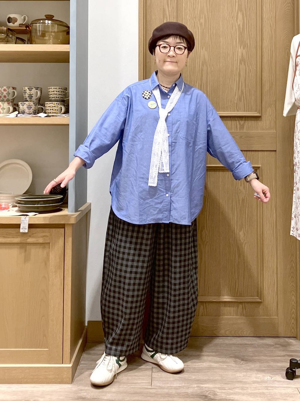 その他のタンクトップ、グレー系のその他パンツ、ブルー系のシャツ/ブラウスを着用したレディースの秋コーディネートの5枚目の写真