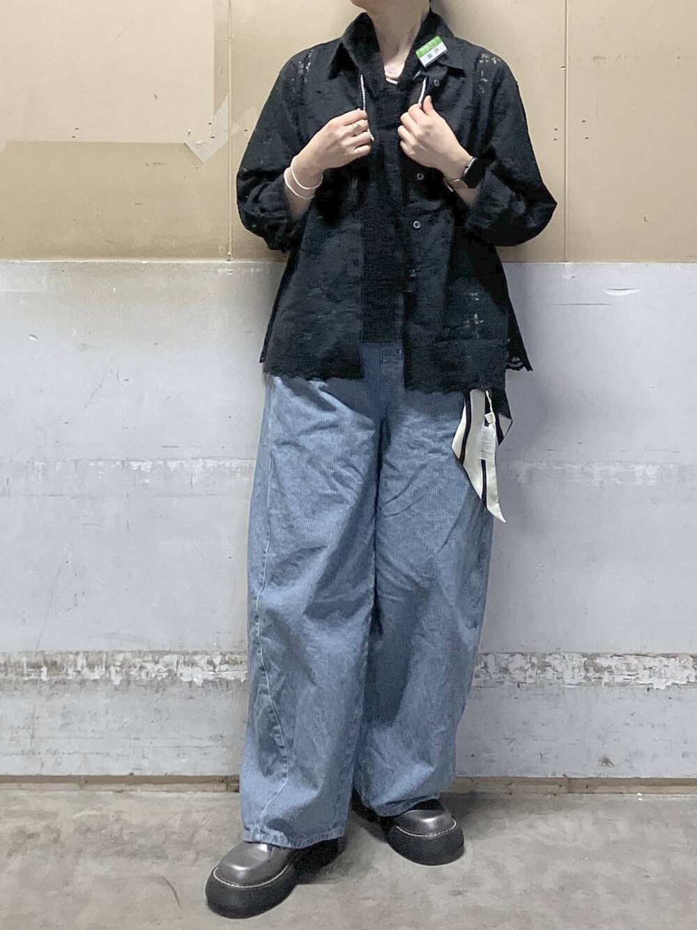 その他のその他シューズ、ブラック系のタンクトップ、ブルー系のデニムパンツを着用したレディースの春コーディネートの2枚目の写真