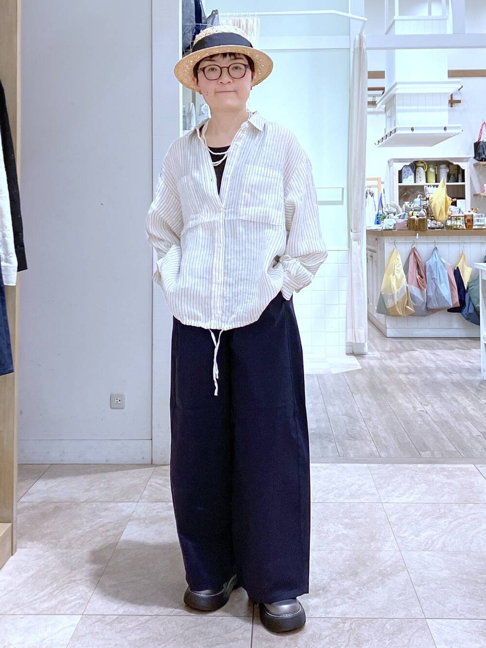 その他のその他シューズ、ブラック系のタンクトップ、その他のイヤリングを着用したレディースの春コーディネートの2枚目の写真