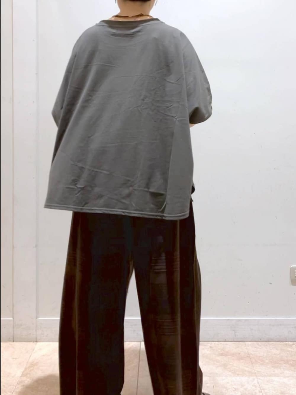 その他のサンダル、グリーン系のTシャツ/カットソー、ブラック系のTシャツ/カットソーを着用したレディースの夏コーディネートの6枚目の写真