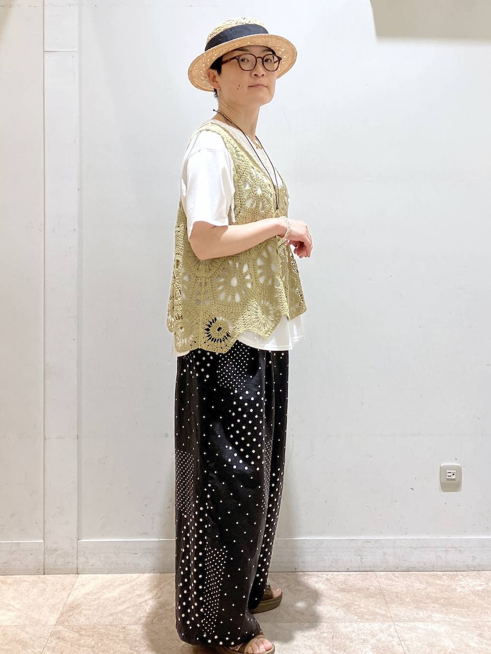 その他のサンダル、ブラック系のその他パンツ、ホワイト系のTシャツ/カットソーを着用したレディースの夏コーディネートの4枚目の写真