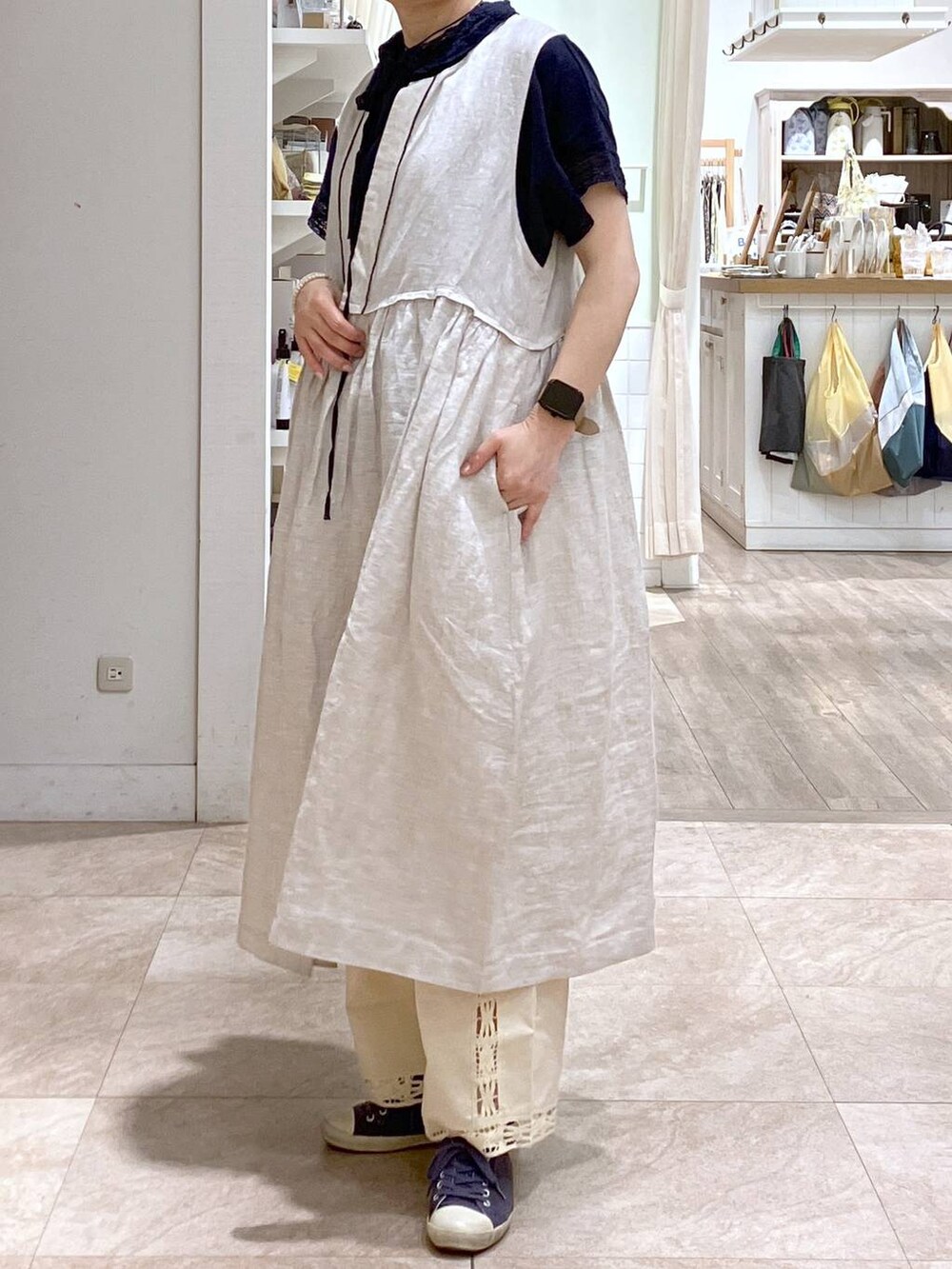 ブルー系のTシャツ/カットソー、ベージュ系のワンピース、ベージュ系のその他パンツを着用したレディースの夏コーディネートの5枚目の写真