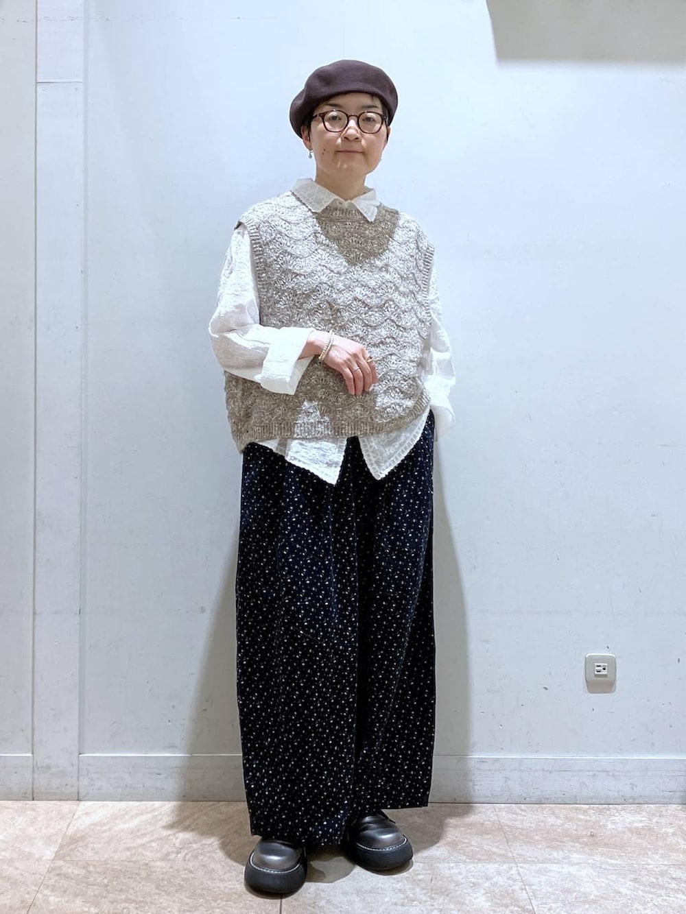 ブルー系のその他パンツ、ホワイト系のシャツ/ブラウス、ベージュ系のベストを着用したレディースの秋コーディネートの4枚目の写真
