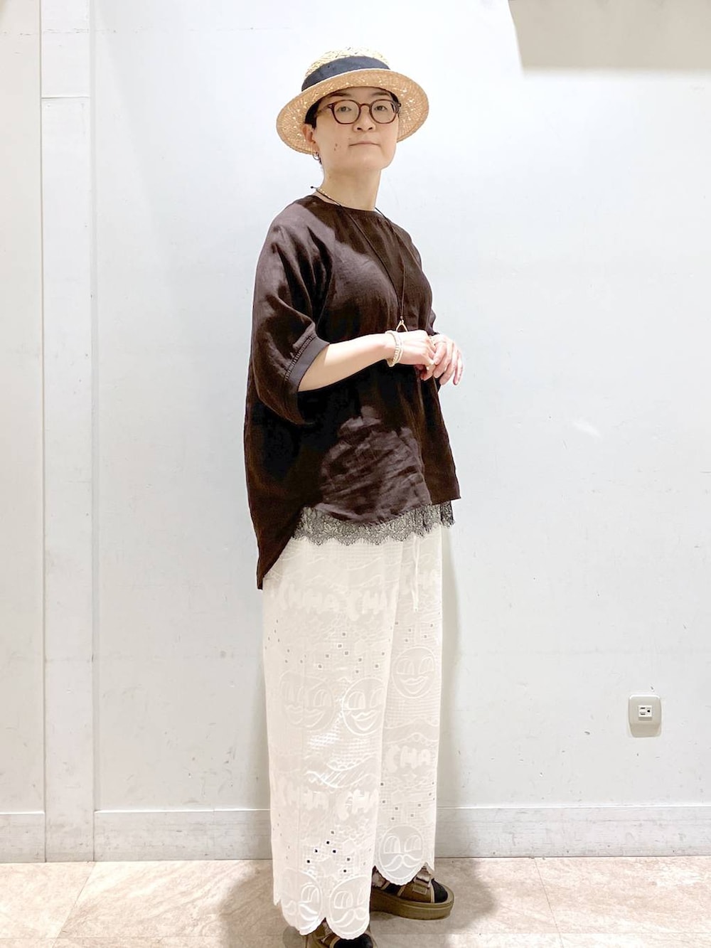 その他のサンダル、ブラウン系のシャツ/ブラウス、ブラック系のTシャツ/カットソーを着用したレディースの夏コーディネートの3枚目の写真