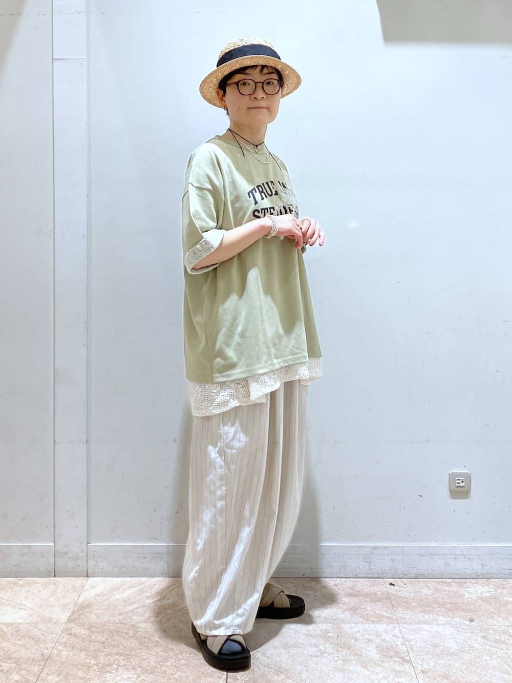 ベージュ系のサンダル、ホワイト系のベスト、その他のその他パンツを着用したレディースの春コーディネートの3枚目の写真