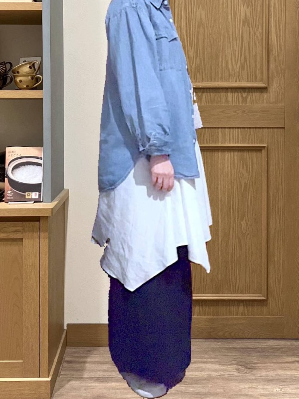 ベージュ系のチュニック、ブルー系のシャツ/ブラウス、ブルー系のその他パンツを着用したレディースの春コーディネートの3枚目の写真