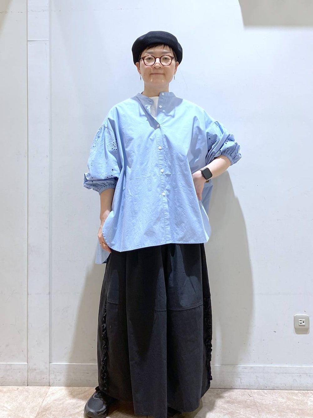 ブラック系のスカート、ブルー系のシャツ/ブラウス、グレー系のハンチング/ベレー帽を着用したレディースの秋コーディネートの2枚目の写真