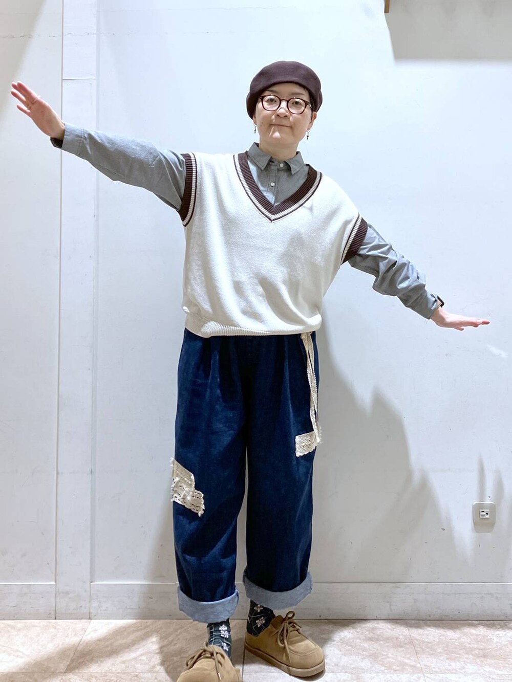 ベージュ系のニット/セーター、ブルー系のデニムパンツ、イエロー系のモカシン/デッキシューズを着用したレディースの秋コーディネートの5枚目の写真