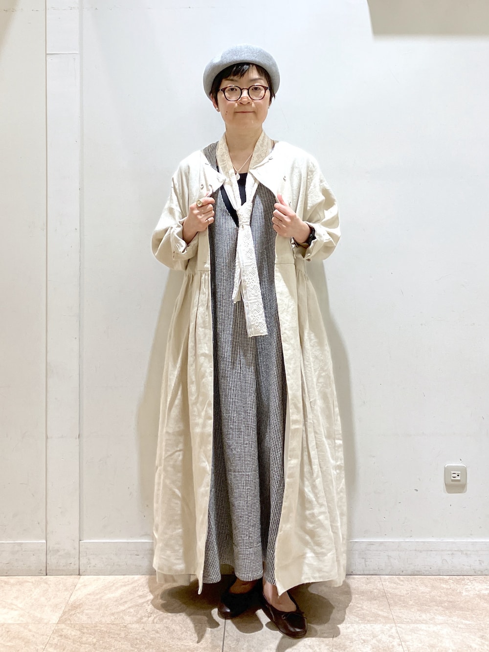 その他のジャンパースカート、ベージュ系のジャケット/アウター、グレー系のハンチング/ベレー帽を着用したレディースの冬コーディネートの2枚目の写真