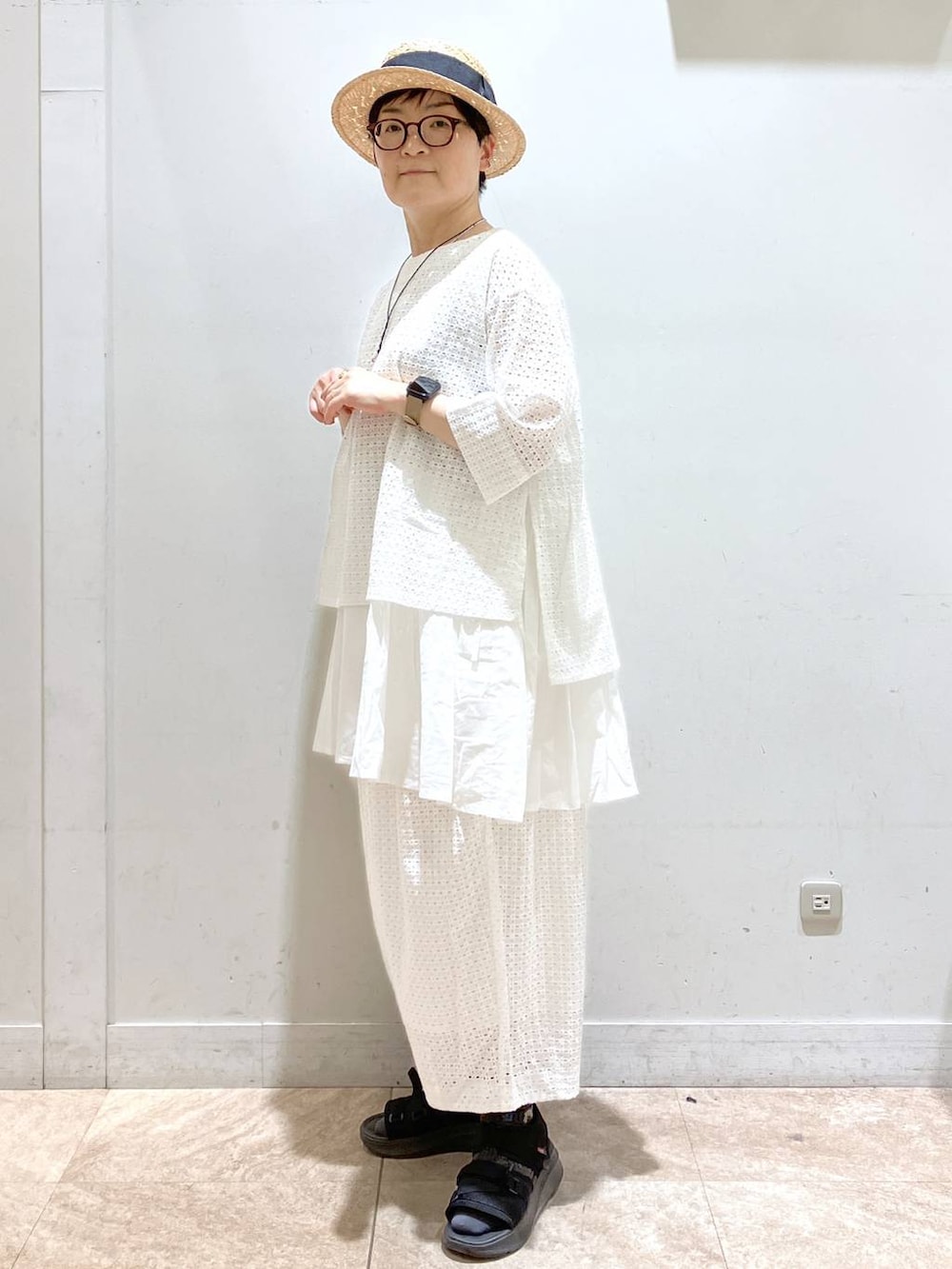 ブラック系のタンクトップ、ホワイト系のその他パンツ、その他のイヤリングを着用したレディースの春コーディネートの4枚目の写真