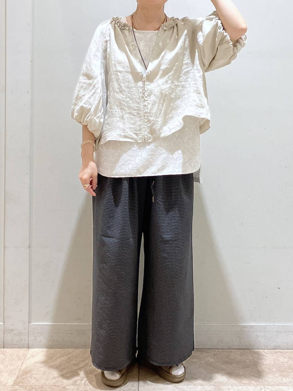 その他のサンダル、その他のその他パンツ、グレー系のタンクトップを着用したレディースの夏コーディネートの2枚目の写真