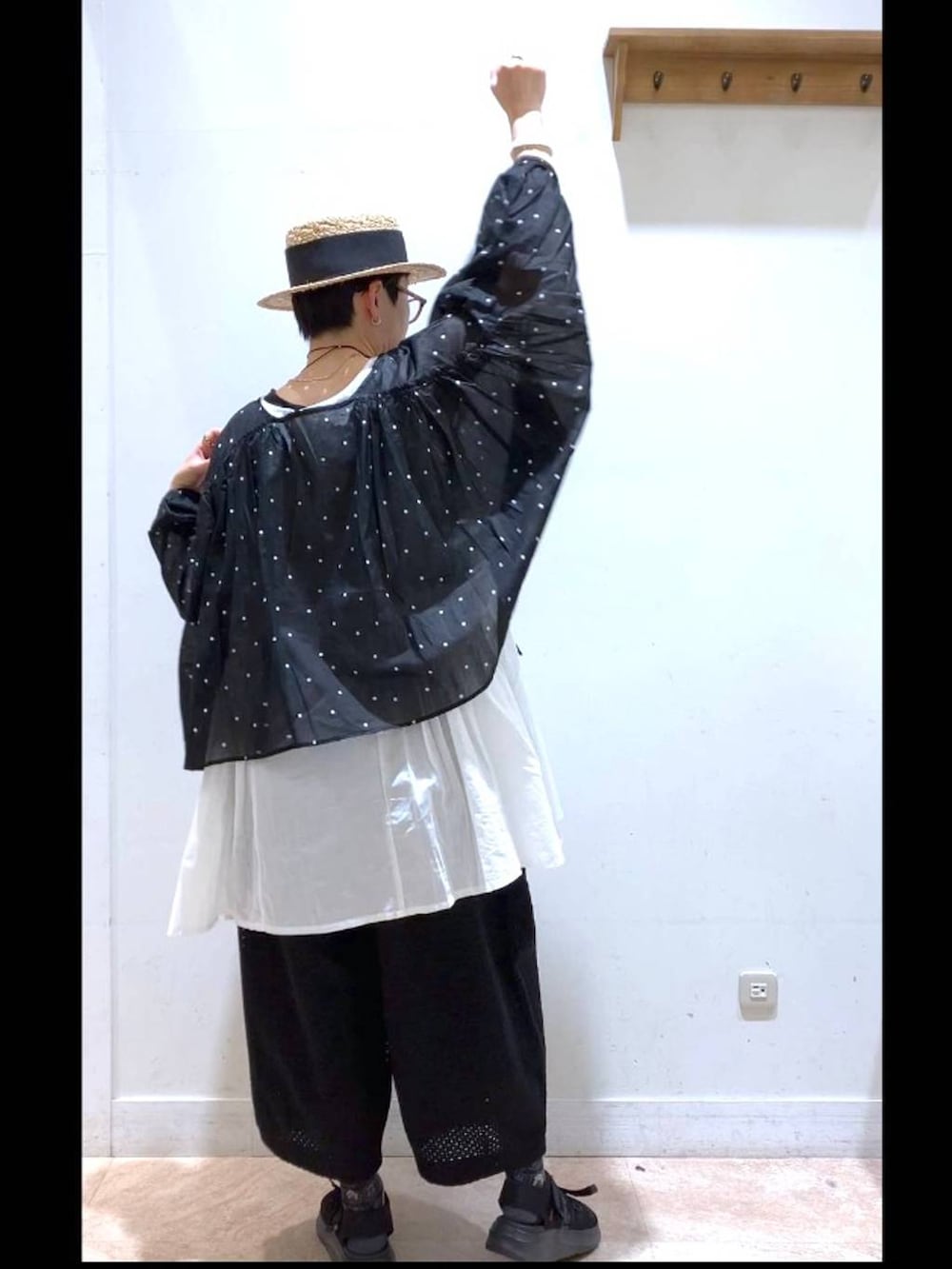 ブラック系のタンクトップ、その他のシャツ/ブラウス、ブラック系のその他パンツを着用したレディースの春コーディネートの5枚目の写真