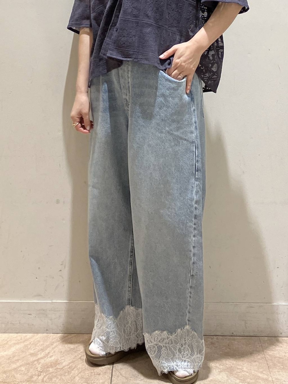 ブルー系のデニムパンツ、グレー系のシャツ/ブラウス、その他のサンダルを着用したレディースの夏コーディネートの8枚目の写真