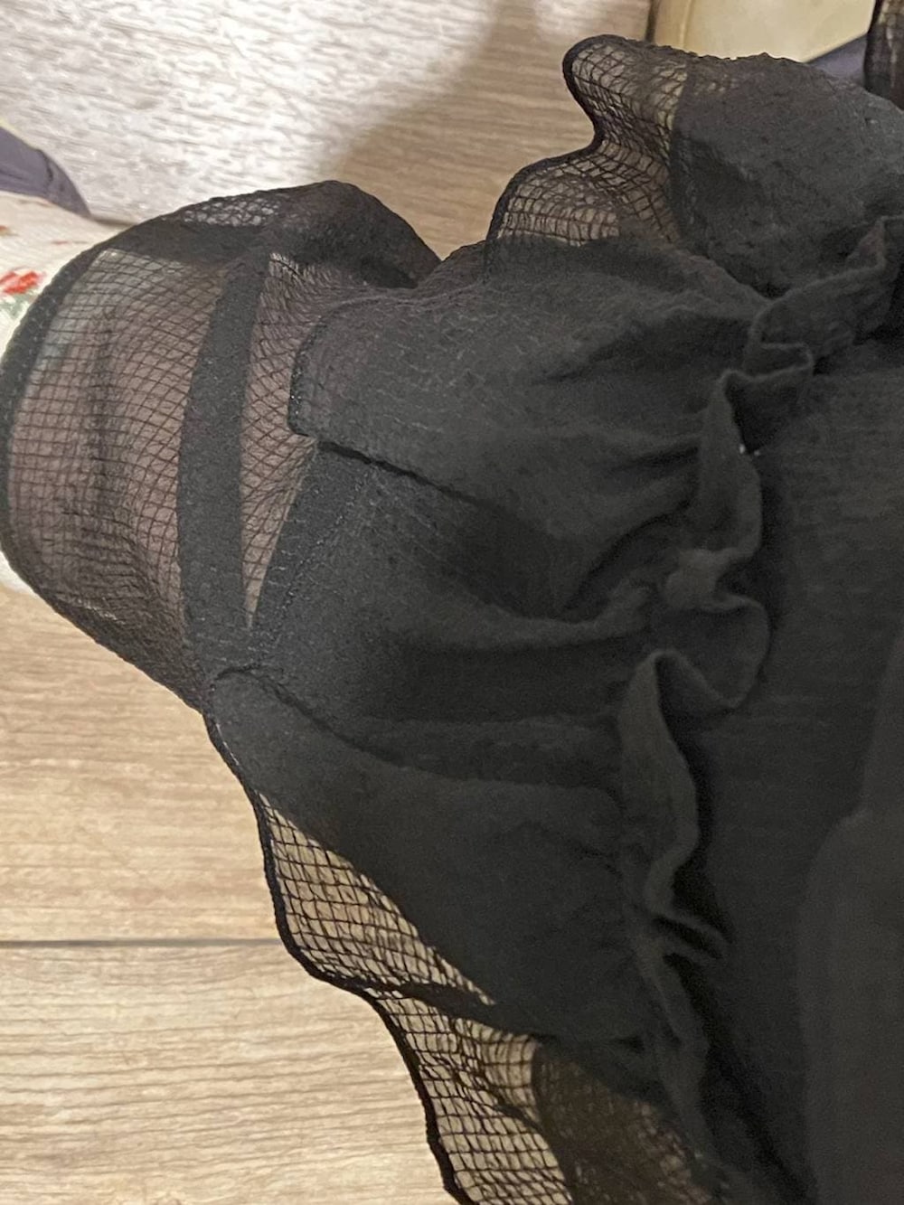 ブルー系のTシャツ/カットソー、ブラック系のその他パンツ、グレー系のベストを着用したレディースの夏コーディネートの4枚目の写真