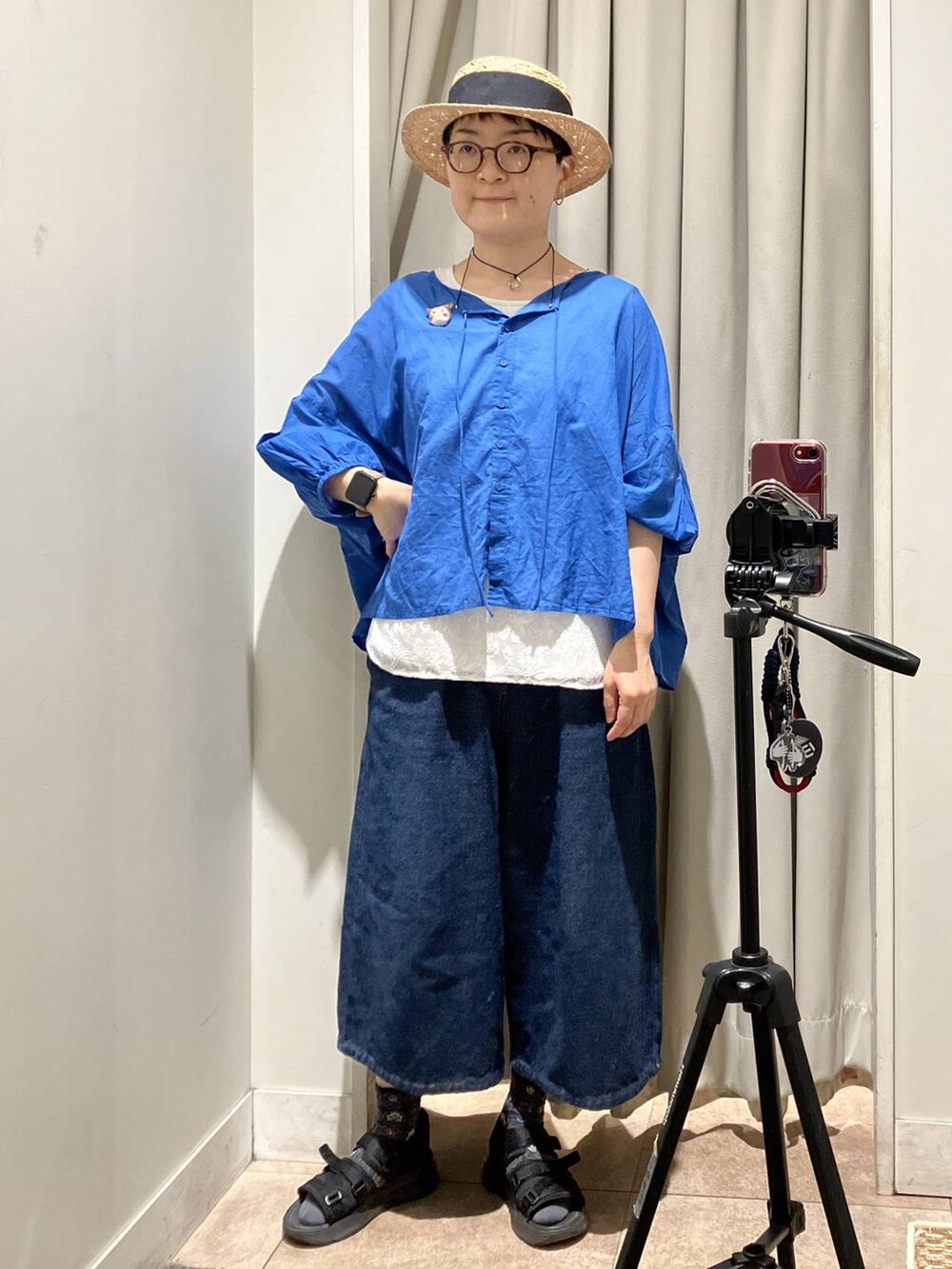 ブルー系のその他パンツ、グレー系のタンクトップ、グリーン系のトートバッグを着用したレディースの春コーディネートの3枚目の写真