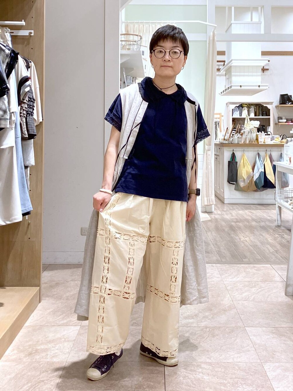 ブルー系のTシャツ/カットソー、ベージュ系のワンピース、ベージュ系のその他パンツを着用したレディースの夏コーディネートの7枚目の写真