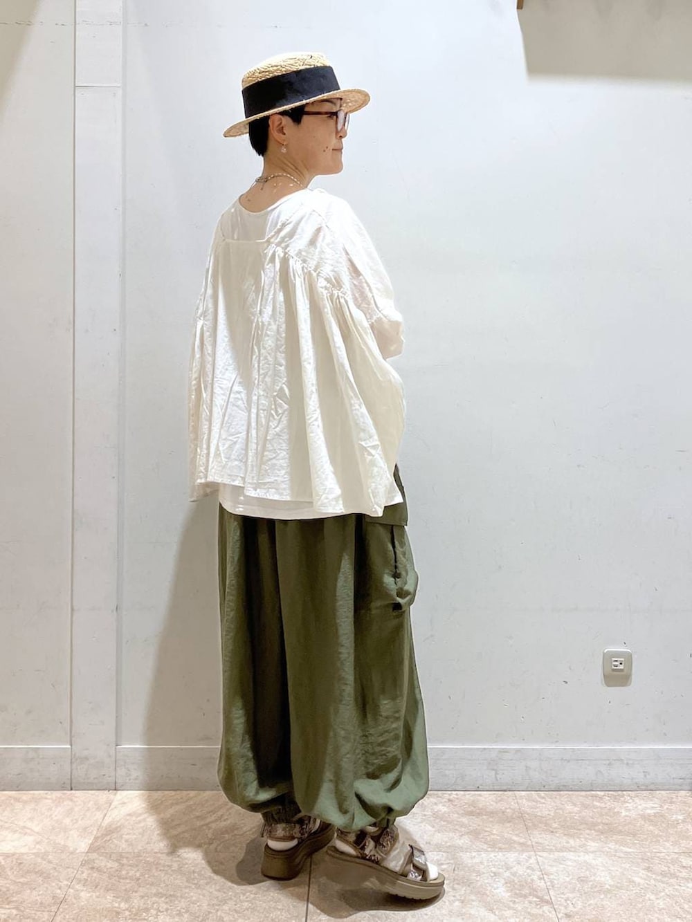 グリーン系のカーゴパンツ、その他のサンダル、ベージュ系のシャツ/ブラウスを着用したレディースの夏コーディネートの2枚目の写真