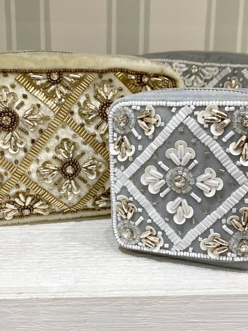 ブルー系のその他雑貨、ベージュ系のその他雑貨を着用したレディースの春コーディネートの2枚目の写真