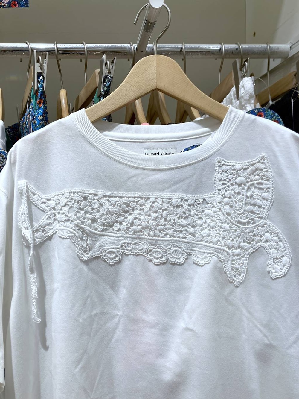 その他のサンダル、その他のその他パンツ、ブルー系のシャツ/ブラウスを着用したレディースの夏コーディネートの6枚目の写真