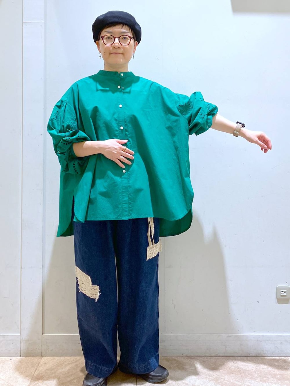 ブルー系のデニムパンツ、グリーン系のシャツ/ブラウス、グレー系のハンチング/ベレー帽を着用したレディースの夏コーディネートの3枚目の写真