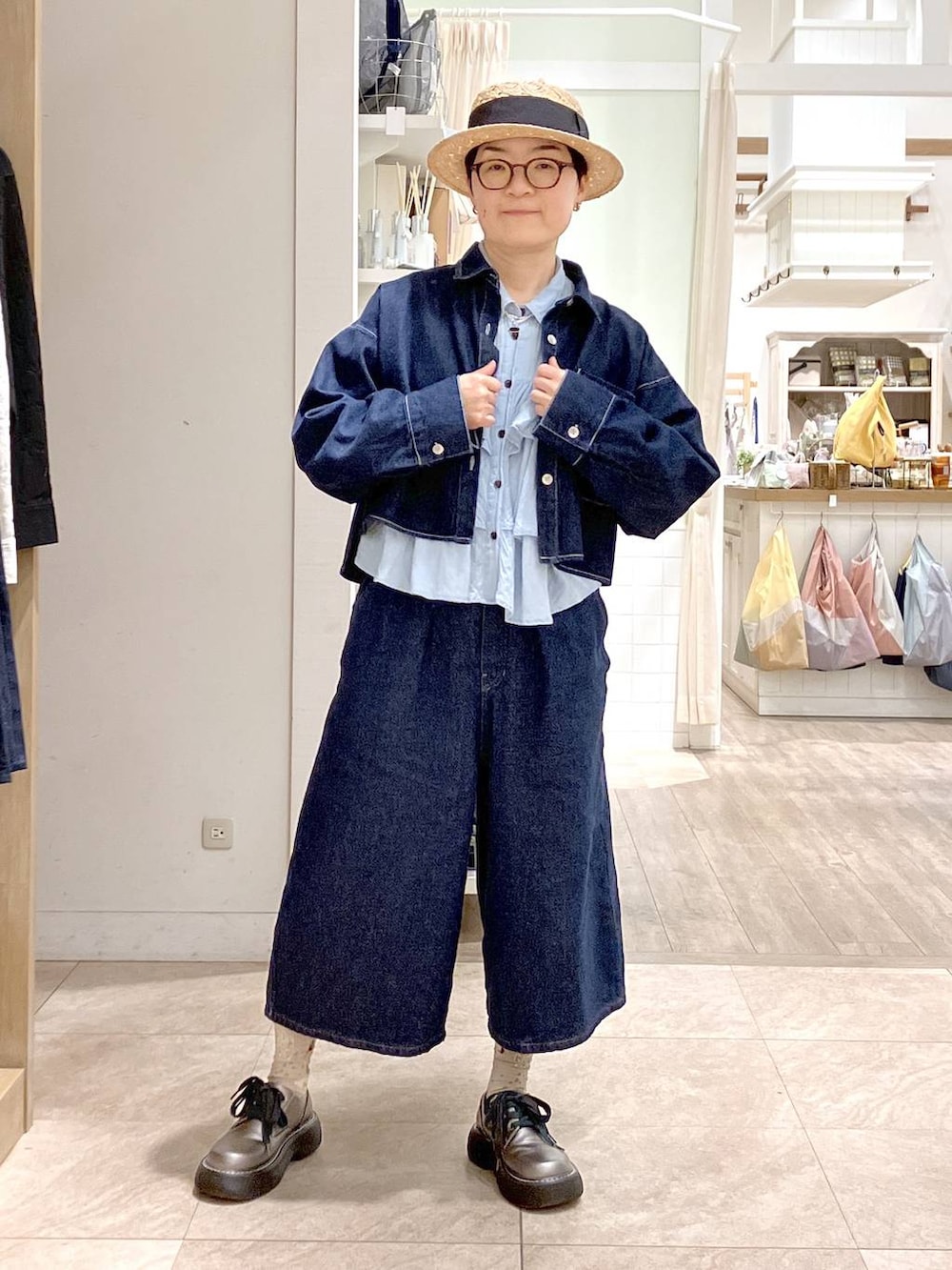 その他のその他シューズ、ブルー系のその他パンツ、ブルー系のシャツ/ブラウスを着用したレディースの春コーディネートの2枚目の写真