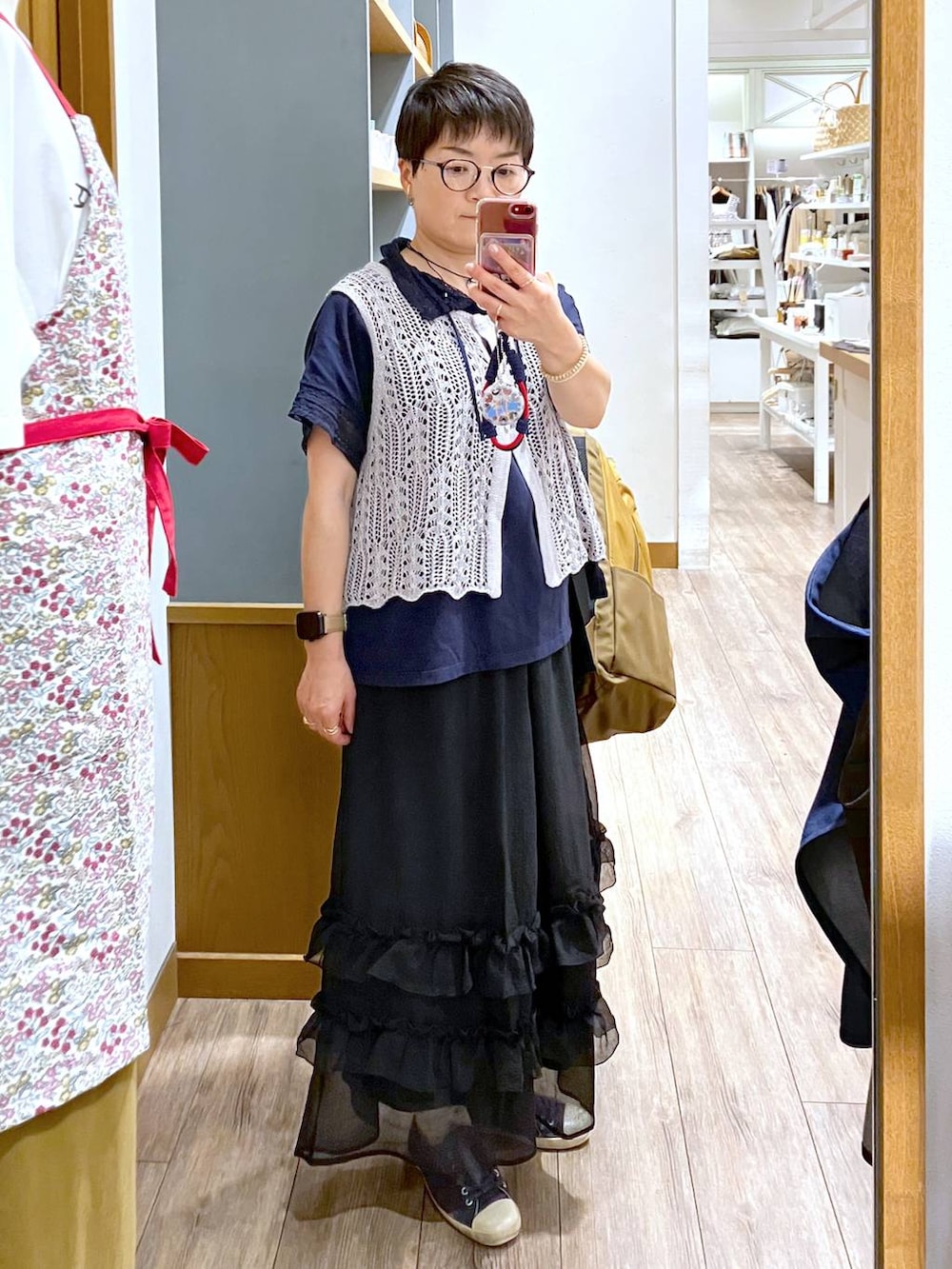 ブルー系のTシャツ/カットソー、ブラック系のその他パンツ、グレー系のベストを着用したレディースの夏コーディネートの2枚目の写真