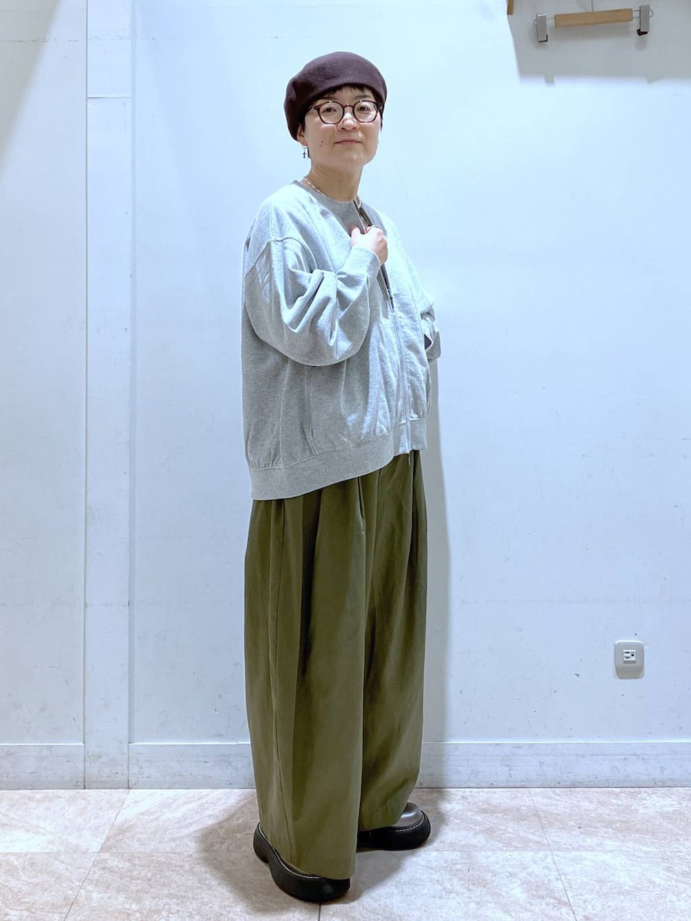 グレー系のスウェット、グリーン系のその他パンツ、その他のその他シューズを着用したレディースの秋コーディネートの3枚目の写真