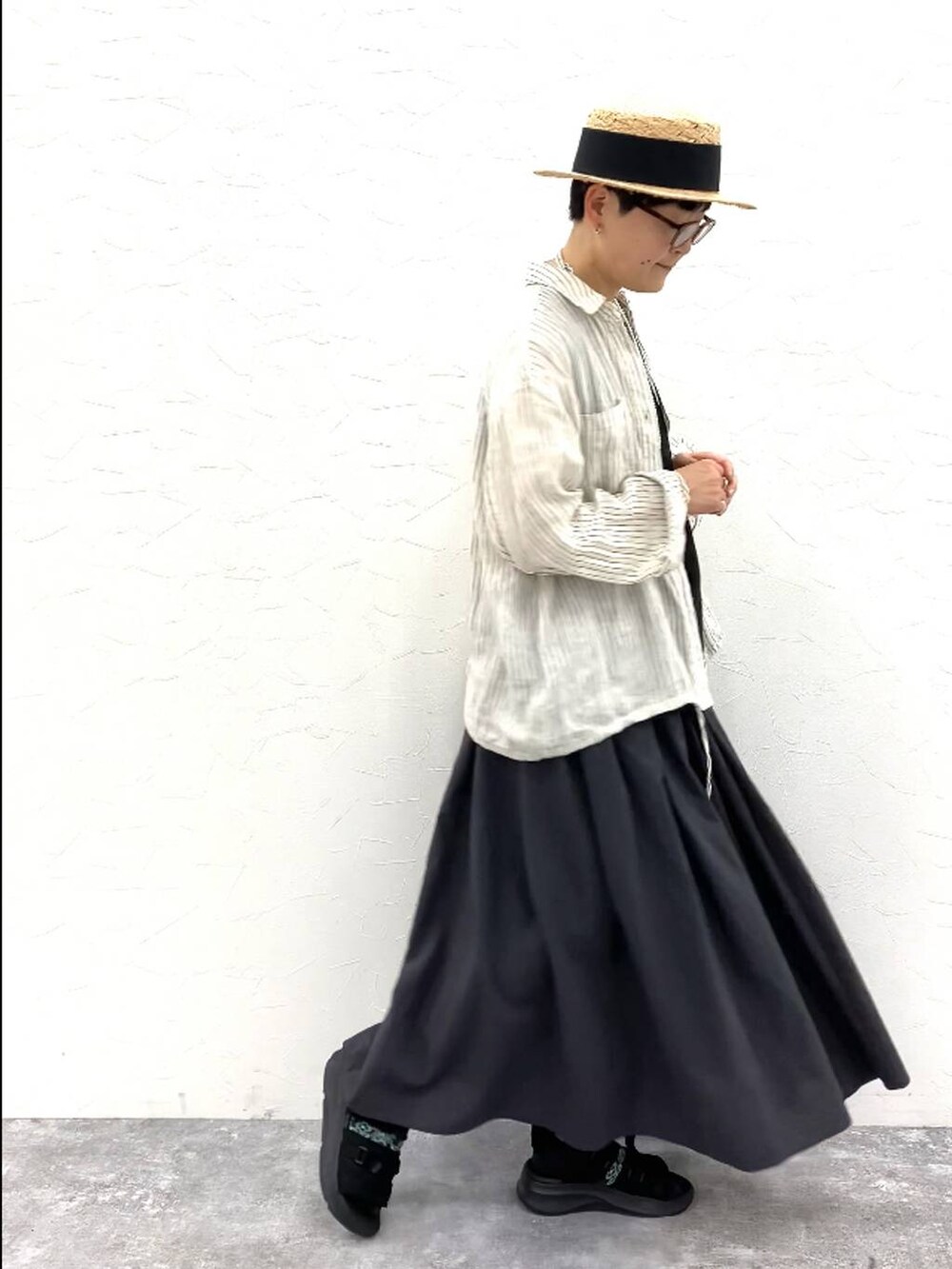 その他のシャツ/ブラウス、その他のタンクトップ、その他のイヤリングを着用したレディースの春コーディネートの2枚目の写真