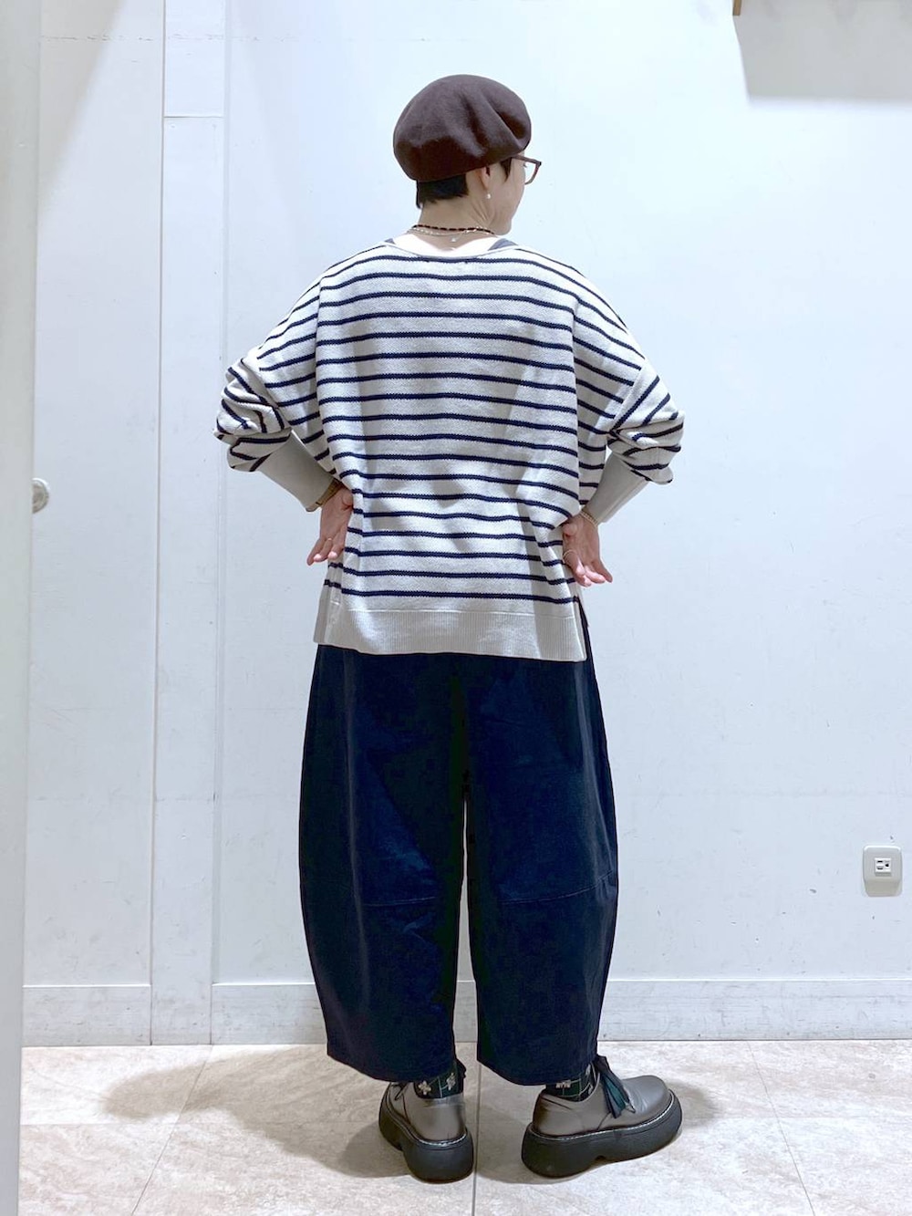 グレー系のニット/セーター、その他のその他シューズ、その他のタンクトップを着用したレディースの秋コーディネートの4枚目の写真